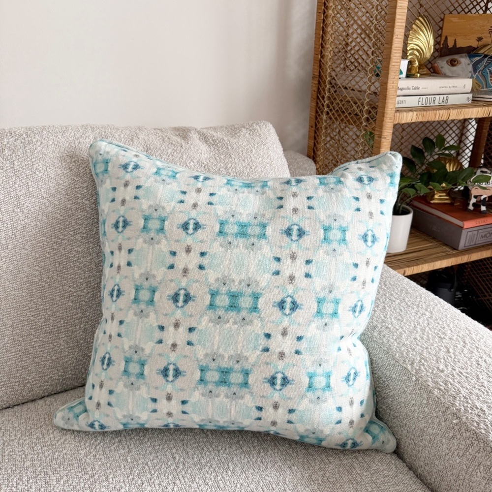 Laura Park Annie Selke 22" x 22" Linen Laurel Square Decorative Throw Pillow